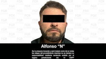 Retrato de un hombre con barba y ojos censurados con una barra negra, con el logo repetido de la FGR en el fondo. Abajo, se lee "Alfonso 'N'".