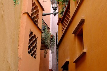 El Callejón del Beso es