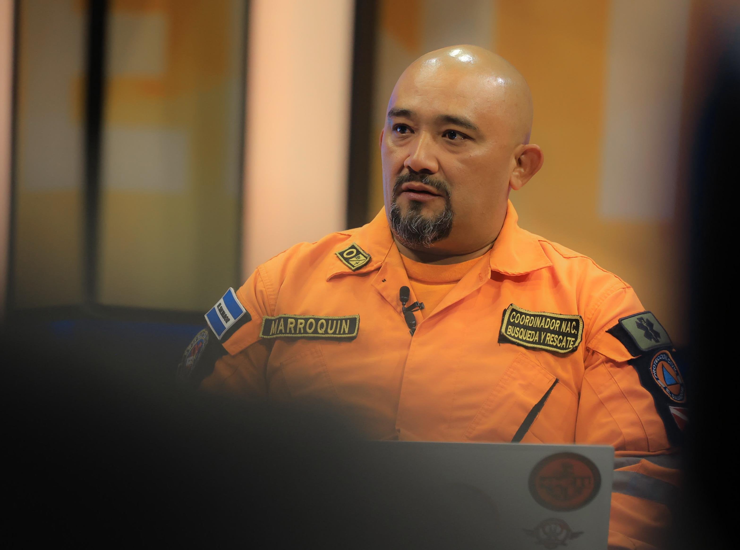 César Armando Marroquín, coordinador de equipos tácticos de Protección Civil de El Salvador, durante su participación en una entrevista televisiva en la que compartió las vivencias del equipo de rescate en Venezuela (Cortesía: Secretaría de Prensa).