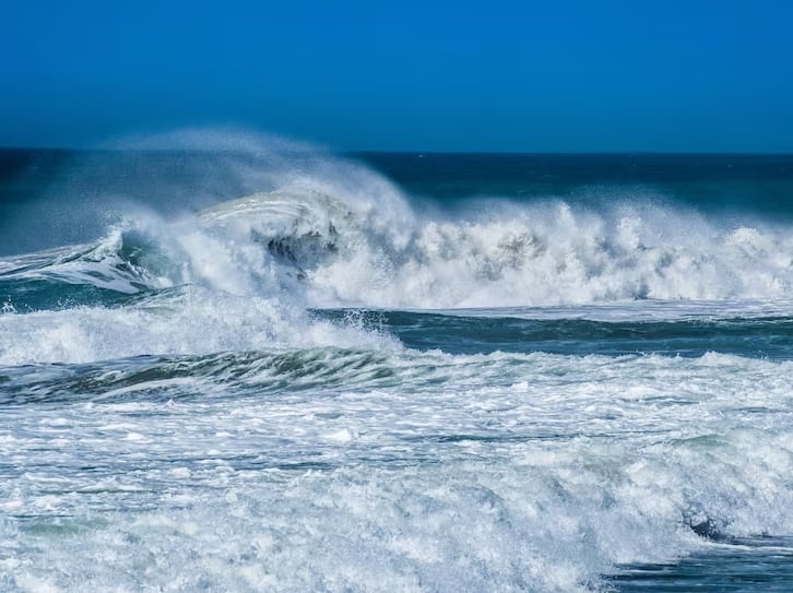 El trabajo científico mostró que el ritmo de incremento varía entre regiones, con valores de hasta 3,84 milímetros por año en algunas zonas costeras (Freepik)