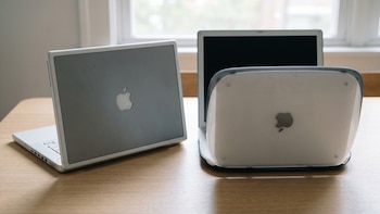 Steve Jobs tardó años en cambiar la orientación del logo de Apple en las MacBook: esta fue la razón