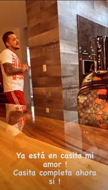 Christian Nodal, en casa junto