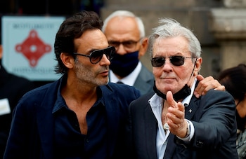 Delon instruyó a su hijo