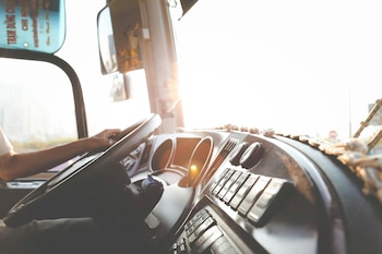Transforman un autobús escolar en una casa rodante y se dedica a viajar mientras teletrabaja (Pexels)