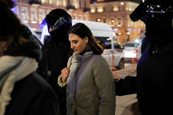 Una manifestante camina mientras es