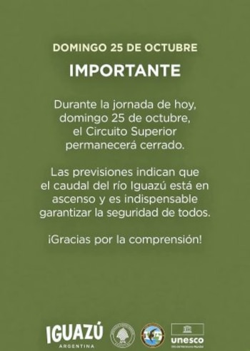 Placa informativa de fondo verde con texto sobre el cierre del Circuito Superior y los logotipos de Iguazú Argentina, Parques Nacionales y Unesco