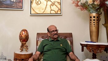 El propietario del cine Modhumita,