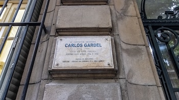 Placa alusiva en la fachada