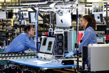 Los trabajadores de la fábrica de Apple Flextronics International ensamblan computadoras Mac Pro, en Austin, Texas, EEUU. 20 de noviembre de 2019. REUTERS/Tom Brenner.