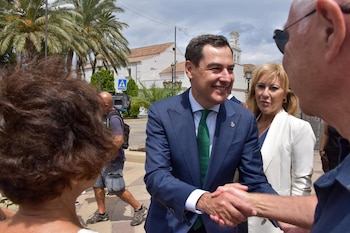 20/08/2026 El presidente de la Junta de Andalucía, Juanma Moreno pasea por la ciudad de Ceuta saludando a sus vecinos. A 20 de agosto de 2026 en Ceuta (España). El presidente de la Junta de Andalucía, Juanma Moreno, visita la Ciudad Autónoma de Ceuta, donde mantiene un encuentro institucional con su presidente, Juan Jesús Vivas. La reunión abordará asuntos de interés común y las relaciones de cooperación entre Andalucía y Ceuta.
POLITICA
Gabriela Sardá Núñez - Europa Press