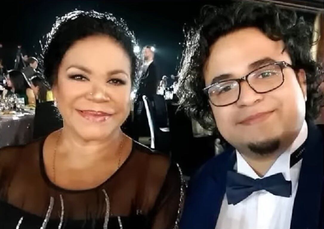 Eva Ayllón junto a su hijo menor, Francisco García Ayllón, de quien se encuentra distanciada.