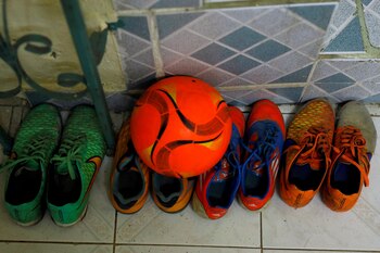 Una pelota y zapatos de