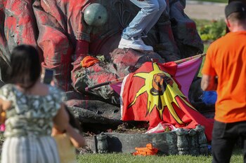 Parte de los manifestantes destruyó
