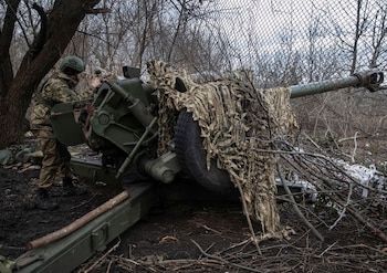 Un miembro del servicio ucraniano se prepara para disparar desde un obús en una línea del frente, mientras continúa el ataque de Rusia contra Ucrania, cerca de la ciudad de Bakhmut, región de Donetsk, Ucrania 2 de marzo de 2023. REUTERS/Oleksandr Ratushniak