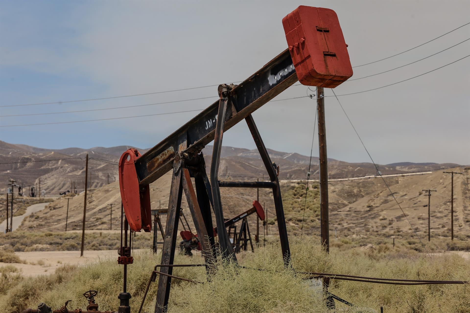 “La baja del precio internacional de precios de crudo por debajo de los 64 dólares por barril durante el período octubre-diciembre tiene dos caras para la Argentina