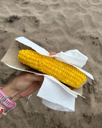 El infaltable choclo playero, esta