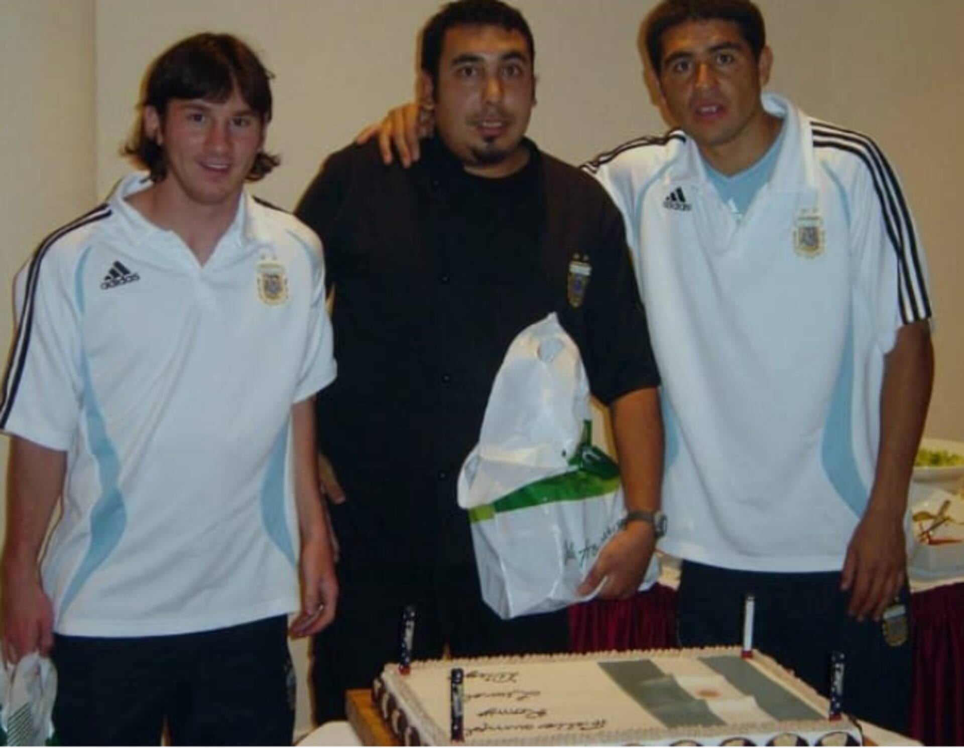 Diego Iacovone junto a Messi y Riquelme (AFA)