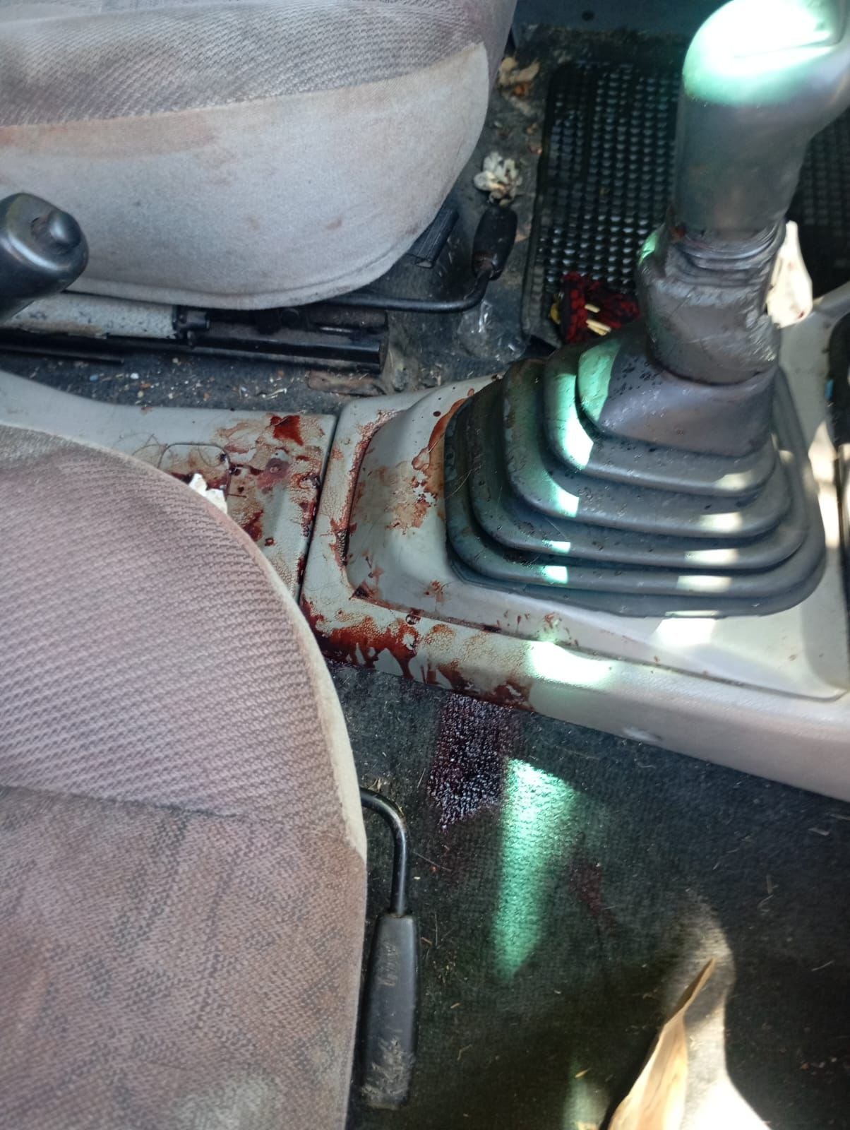 La camioneta de las víctimas fue hallada con manchas de sangre en su interior.