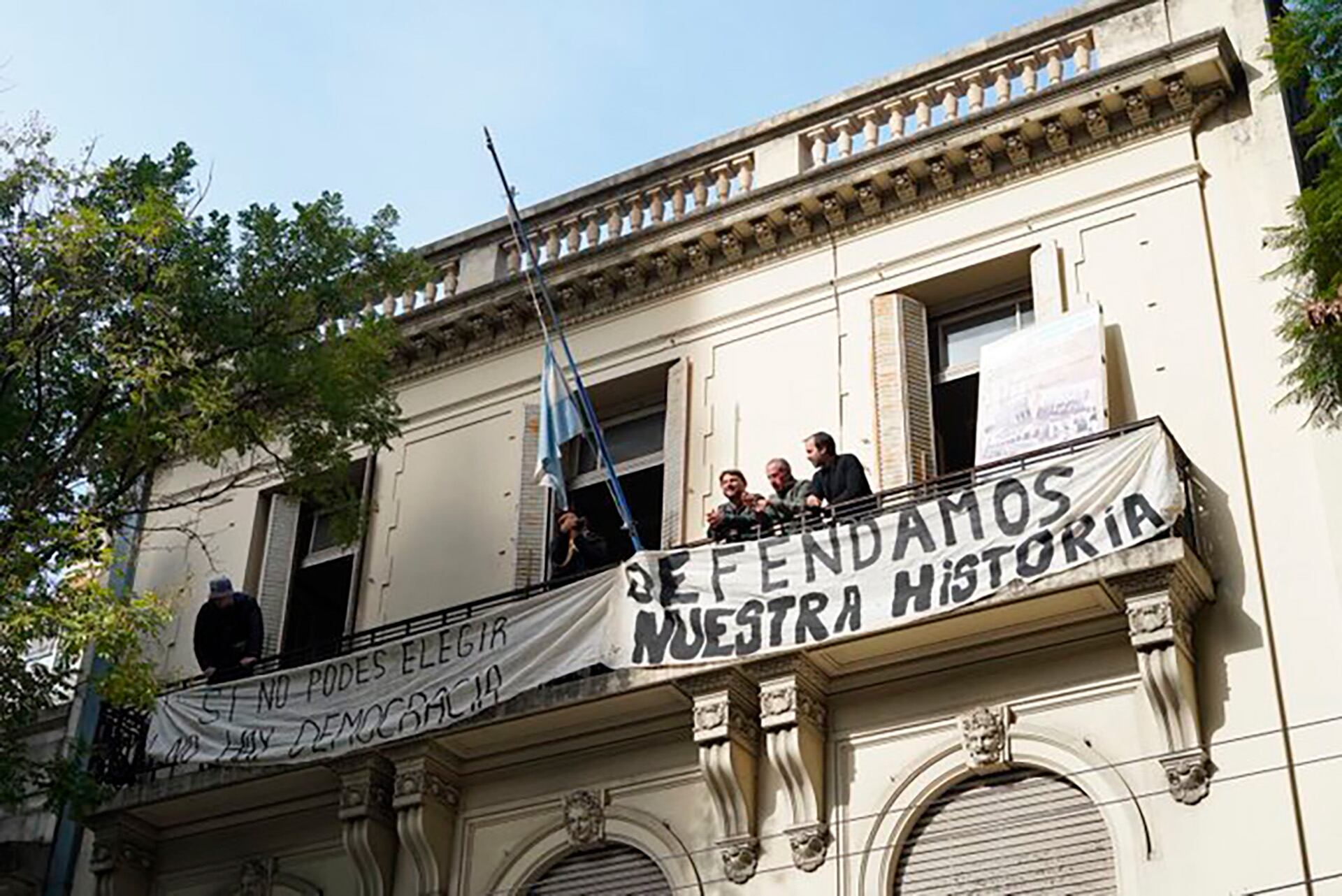 Los militantes tomaron el edificio y colgaron banderas