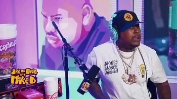 El rapero manipula un arma