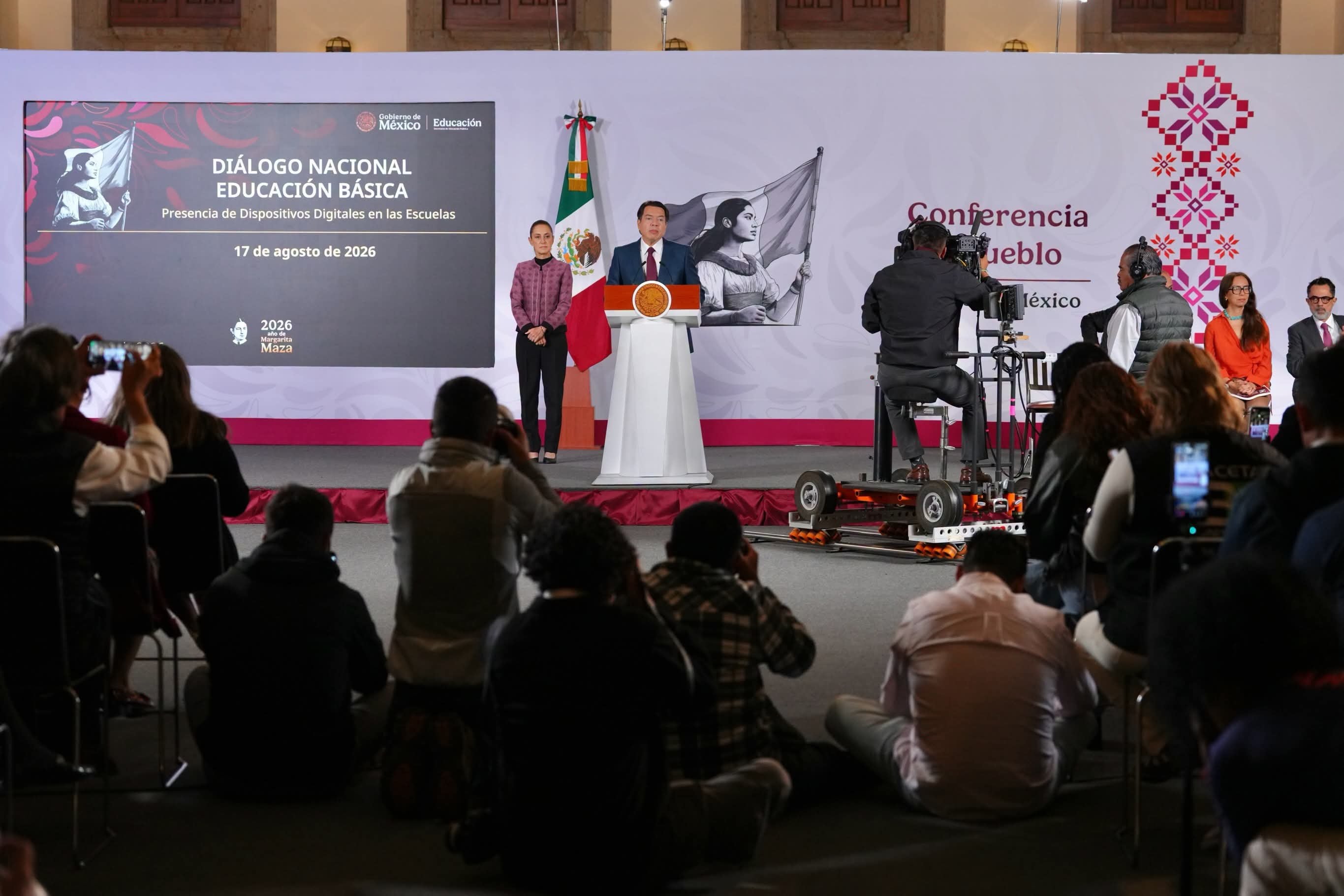 El titular de la SEP Mario Delgado apoya la regulación de celulares en las escuelas.
Crédito: X/ @mario_delgado