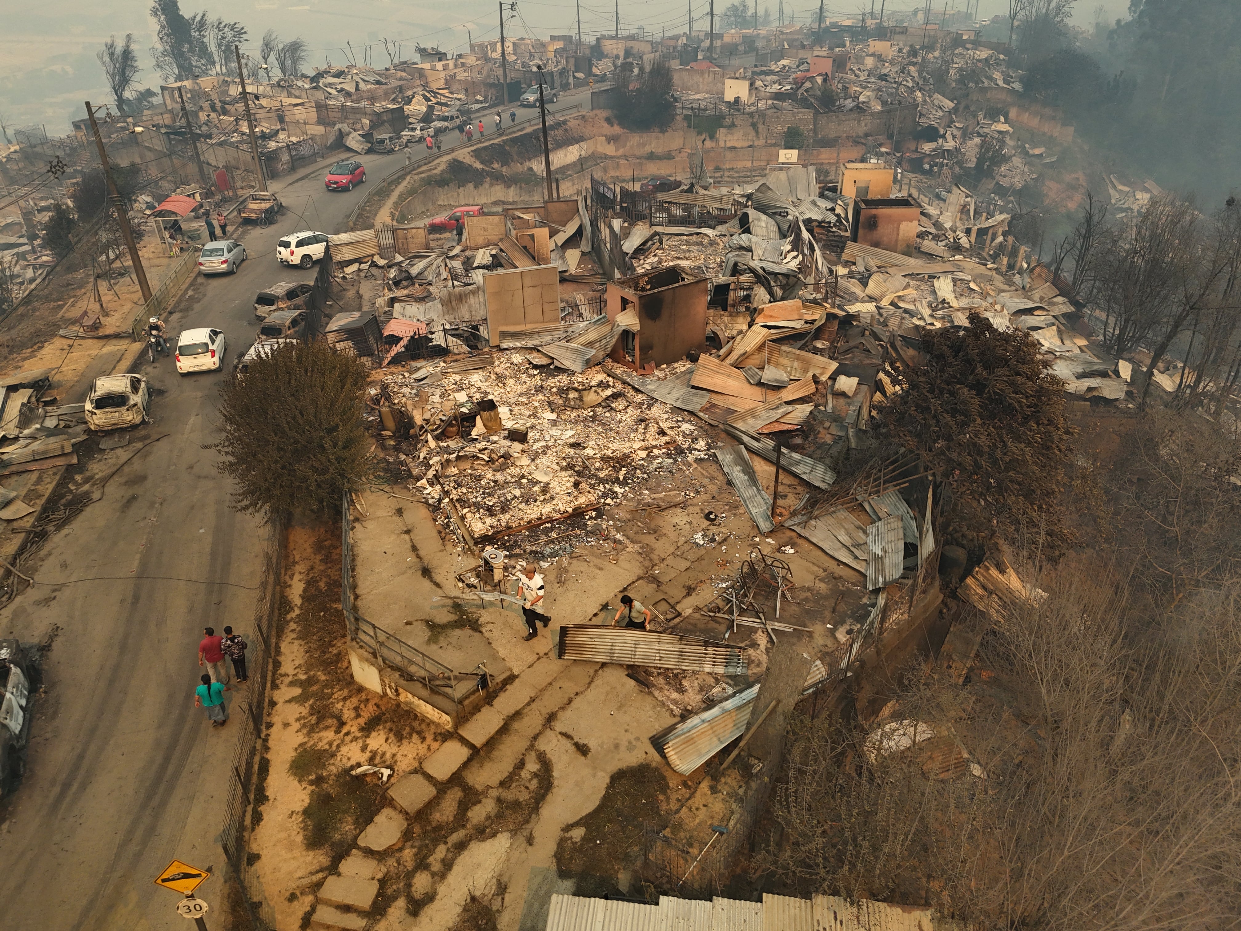 Los incendios forestales han provocado pérdidas humanas y un profundo impacto social en el sur de Chile. (Photo by Raul BRAVO / AFP)
