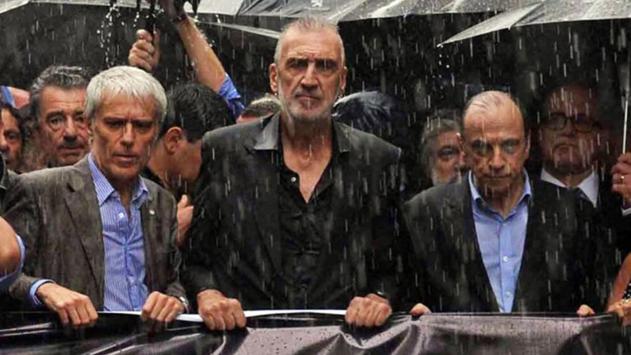 Los fiscales Sáenz, Moldes y Pleé cuando ya se había largado la lluvia en la marcha a un mes del asesinato de Nisman (Agencia DyN)