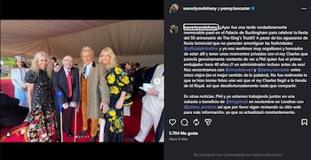 Penny Lancaster compartió una fotografía junto a Phill Collins. (Instagram)