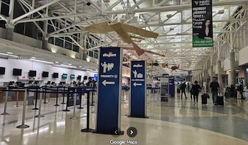 Para tramitar la compensación, los usuarios deben conservar boleto, número de vuelo y cualquier comprobante de atención médica (Captura Google Maps)