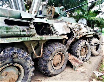 Un vehículo militar destruido