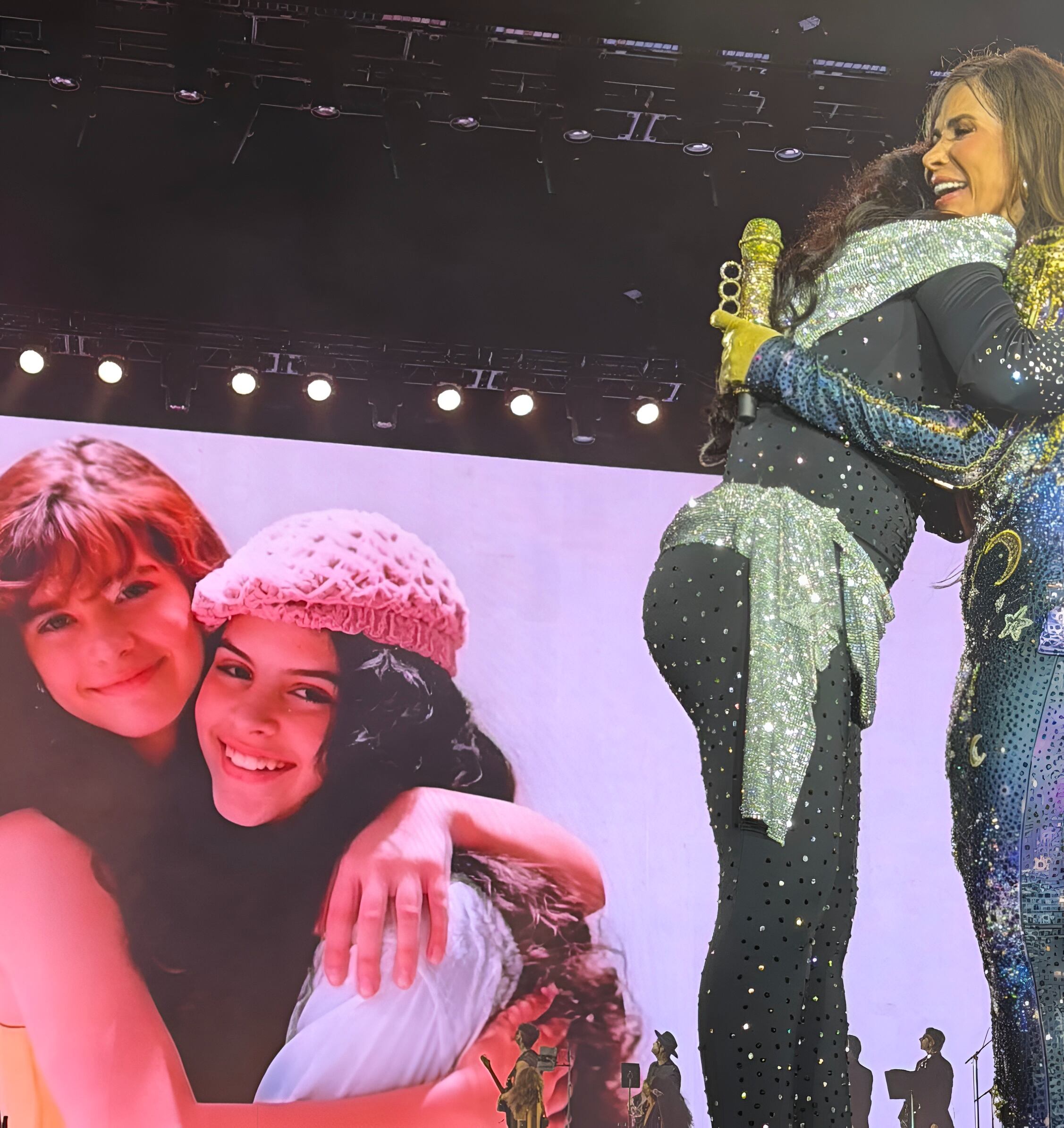 Gloria Trevi y Mary Boquitas comparten un emotivo abrazo en el escenario de Los Ángeles. (@suu_e_ / X)