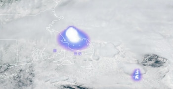 Imagen satelital en tonos grises y blancos de la costa este de EE.UU., mostrando contornos estatales y nubes, con intensos focos de luz púrpura brillante