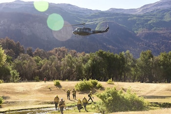 Un helicóptero militar vuela sobre