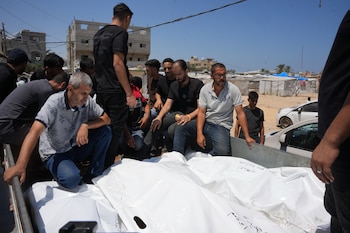 Palestinos trasladan los cuerpos de personas fallecidas en un ataque militar israelí contra un edificio residencial durante su funeral en el Hospital Al-Aqsa en Deir al-Balah, en el centro de la Franja de Gaza, el miércoles 15 de julio de 2026.(AP Foto/Abdel Kareem Hana)