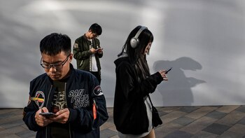 Gente usando su móvil en