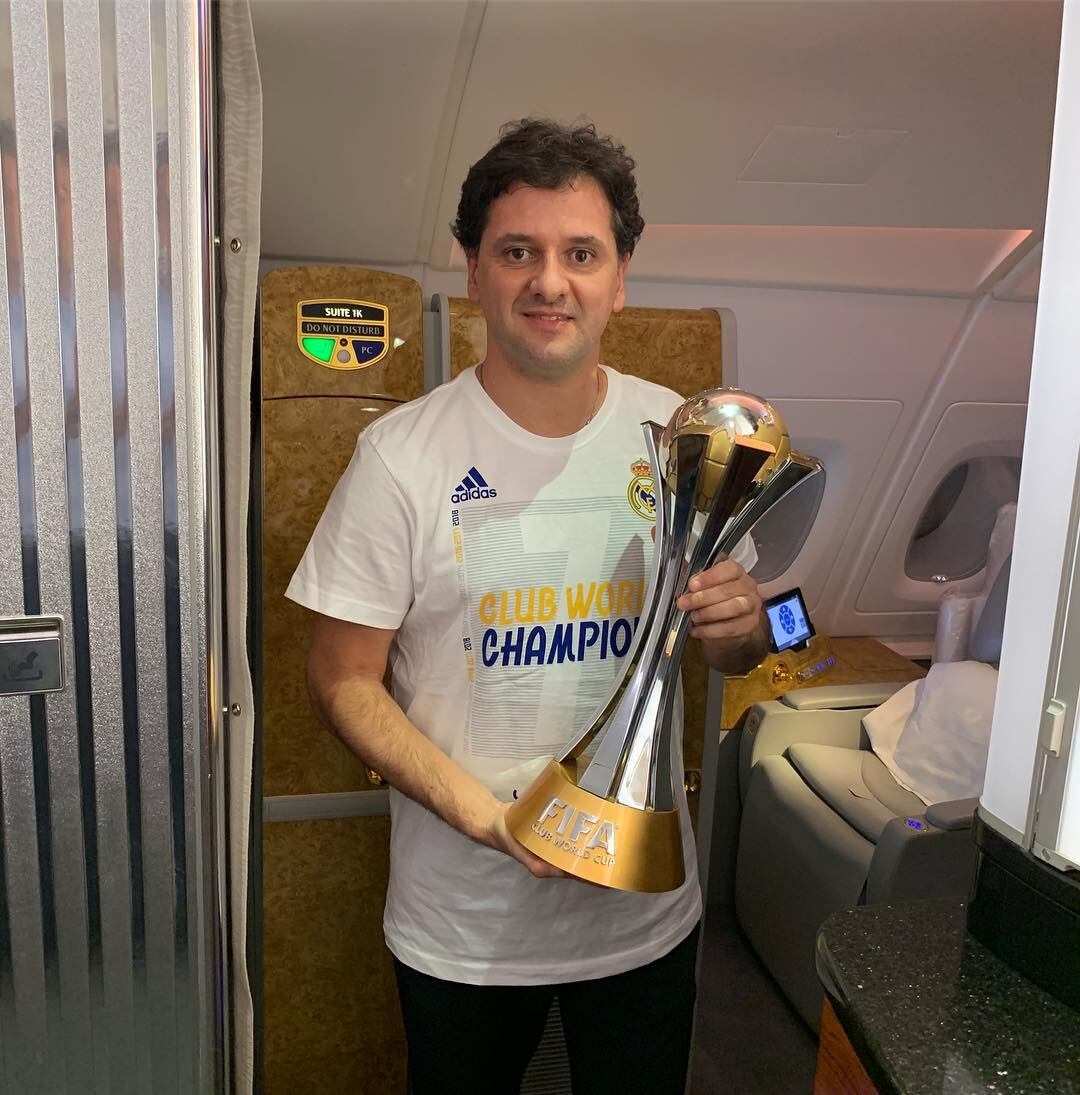 Juni Calafat sostiene el trofeo del Mundial de Clubes. El español se convirtió en la mano derecha de Florentino Pérez