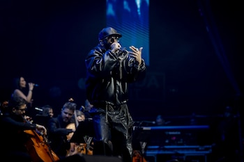 El artista Yandel (c) durante