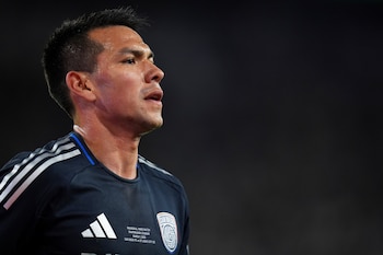 El delantero del San Diego FC Hirving Lozano observa una jugada durante un partido de la MLS ante St. Louis City el sábado 1 de marzo de 2025, en San Diego. (AP Foto/Gregory Bull)