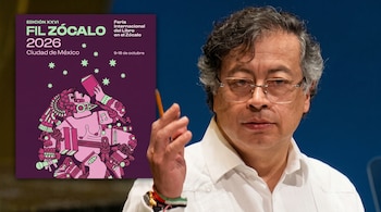 Gustavo Petro sostiene un lápiz junto a un cartel morado de la Feria Internacional del Libro en el Zócalo de Ciudad de México.