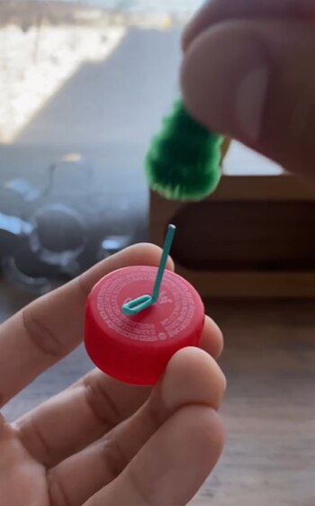 El pino debe quedar arriba