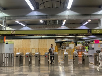 Las obras en la estación Universidad transforman la movilidad de una de las terminales más medulares del STC, enfrentando retrasos, reubicación de comercios y ajustes en rutas importantes. (Foto: Raúl A. González/Infobae México)