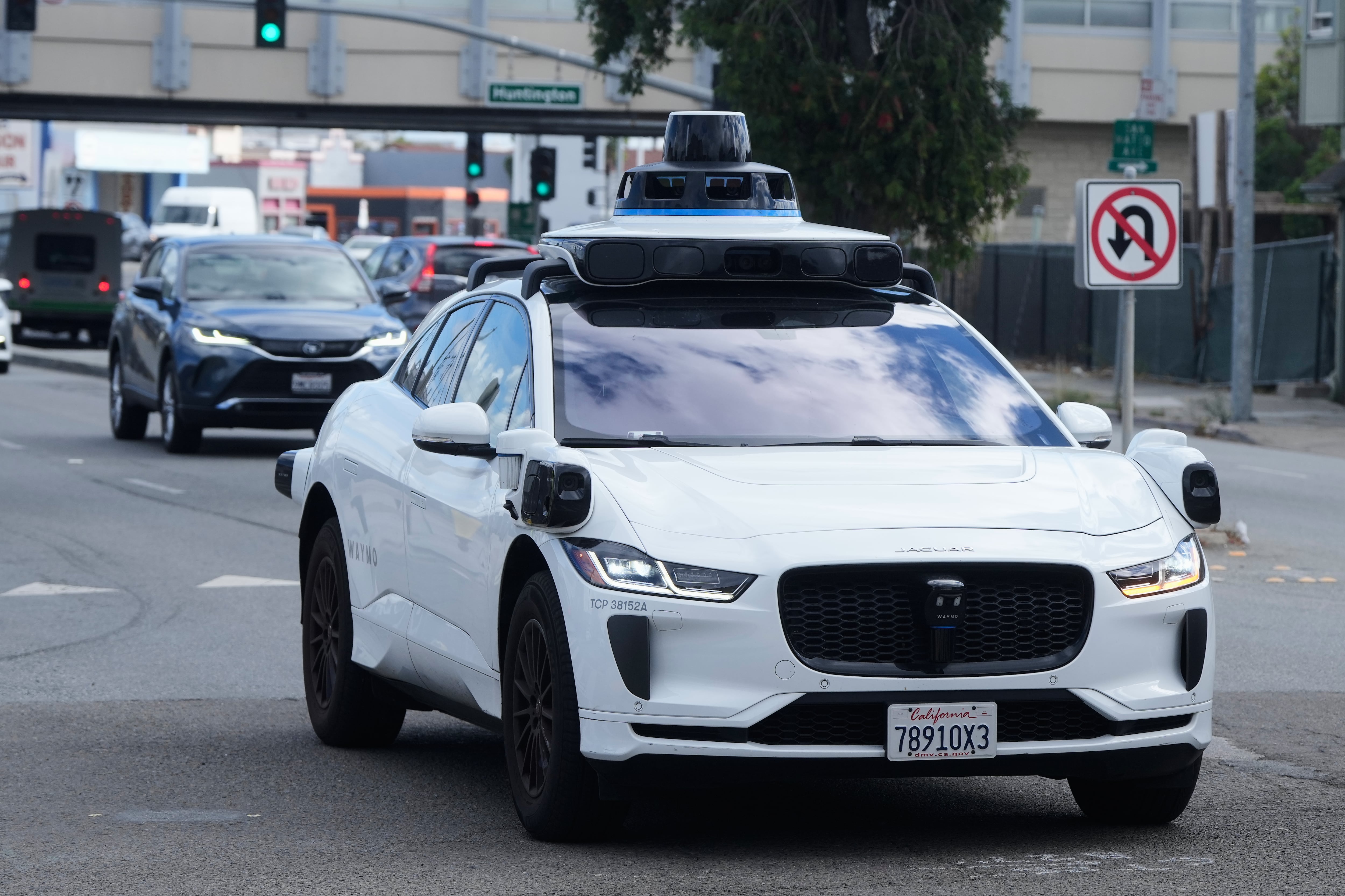 El Concejo de Santa Mónica ordenó a Waymo interrumpir sus actividades de recarga nocturna ante los reclamos vecinales por ruido (Foto AP/Jeff Chiu, Archivo)