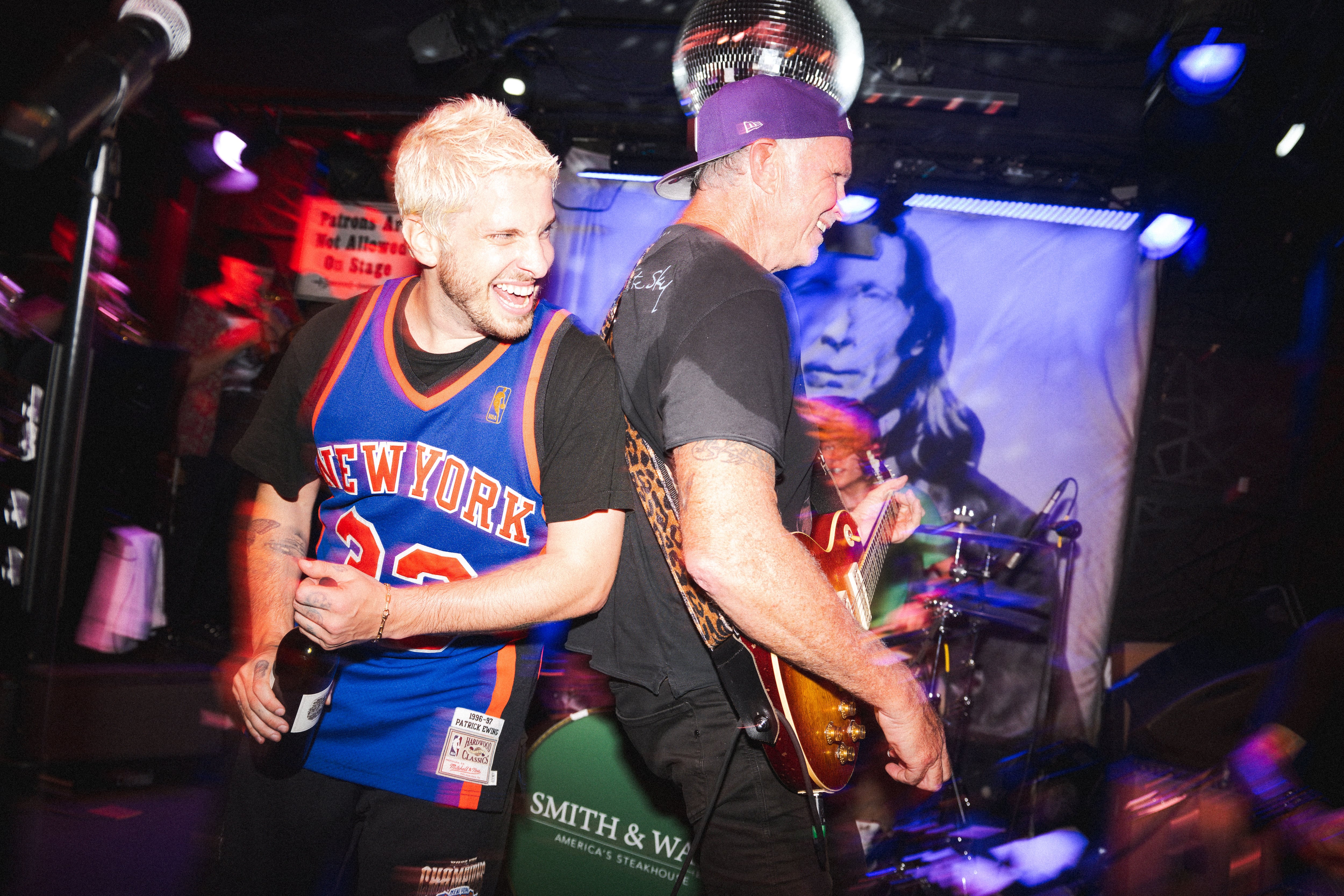 Watt, junto a su mejor amigo Chad Smith y una botella de vino, en el escenario del Stephen Talkhouse (David Bethal/Para The Washington Post)