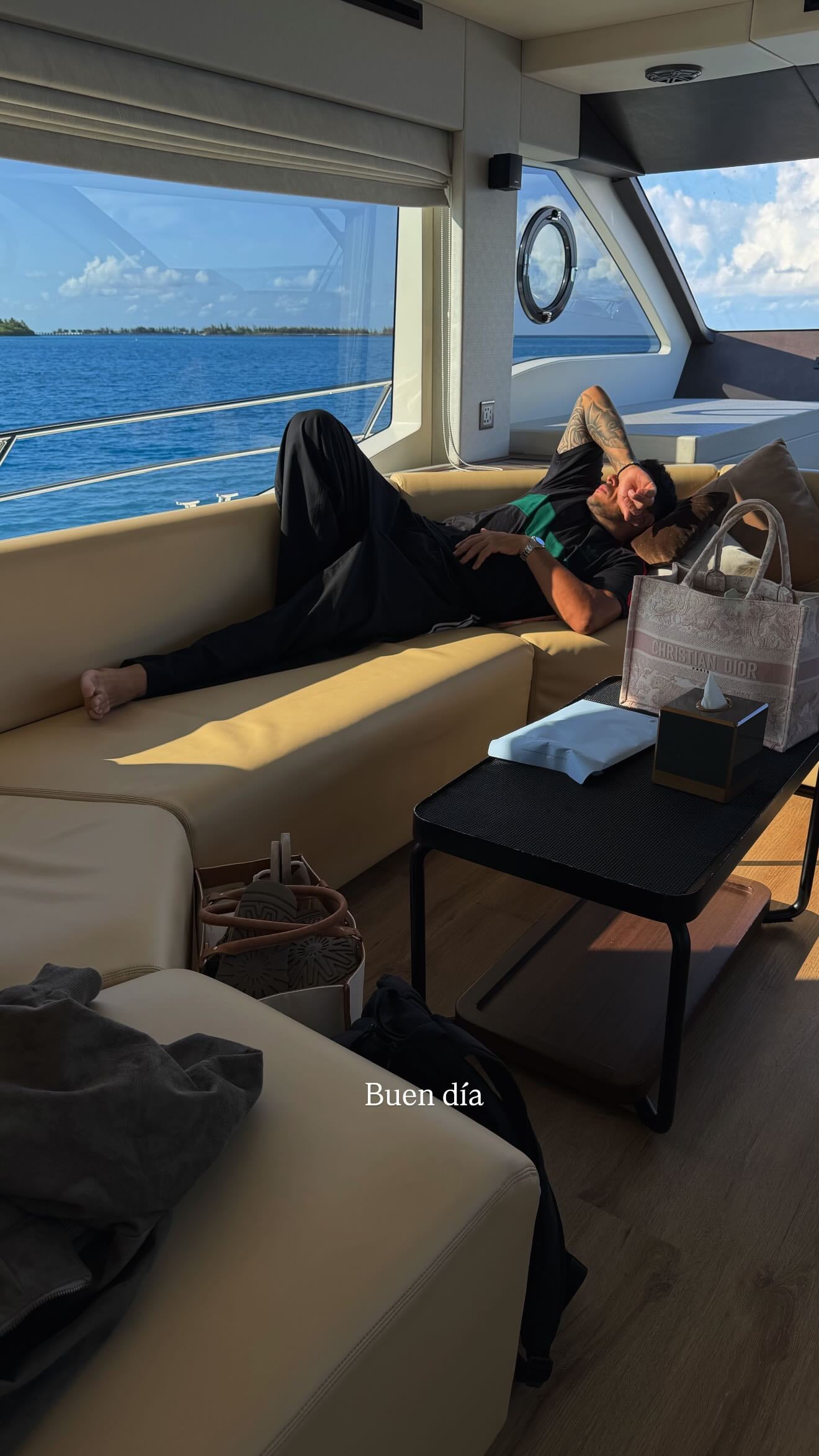 Migueles aprovechó para descansar al sol mientras Wanda paseaba por la embarcación