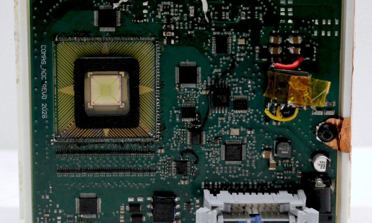 El sensor neuromórfico montado en una placa de circuito impreso durante las pruebas de integración del sistema (Crédito: RMIT University)