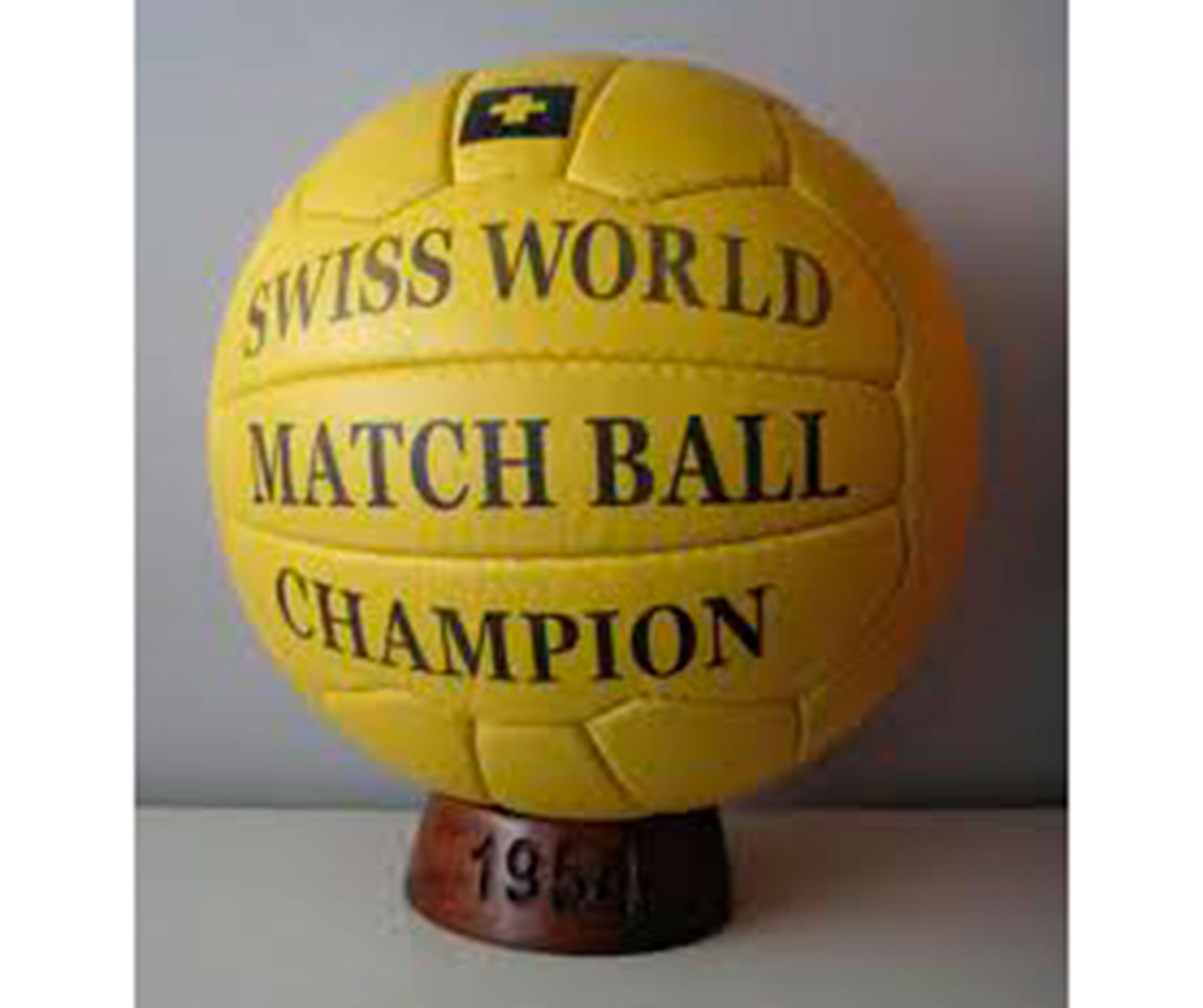 Fue el primero con el estilo como una de voleibol y teñido de amarillo, el