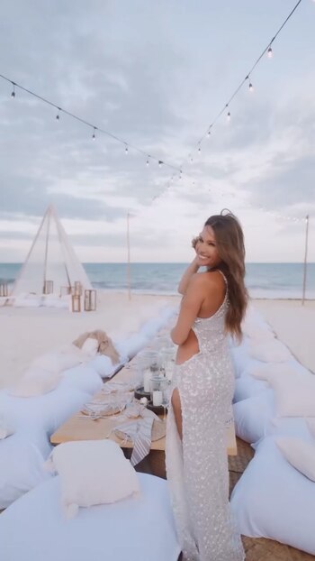 Pampita lució un vestido plateado