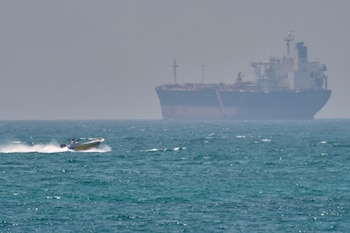 Un bote junto a un buque petrolero anclado en el estrecho de Ormuz, frente a la costa de la isla de Qeshm, Irán (AP/Asghar Besharati/Archivo)