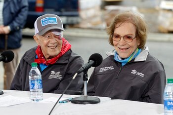 El expresidente Jimmy Carter y la exprimera dama Rosalynn Carter responden preguntas durante una conferencia de prensa en un proyecto de Hábitat para la Humanidad, el 7 de octubre de 2019, en Nashville, Tennessee. (Foto AP/Mark Humphrey, Archivo)