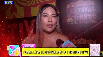 Pamela López habla frente a un micrófono en un evento con un panel decorativo y rótulos de transmisión en pantalla
